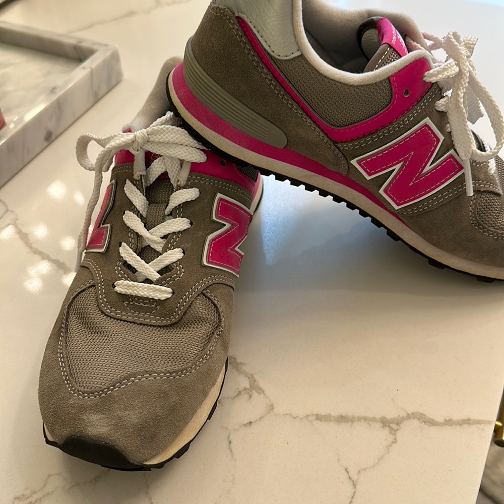 Women’s New Balance 574 size 6.5m in EXCELLENT condition.